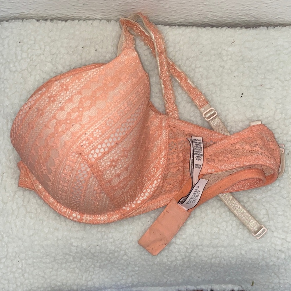 PEACH LACE VICTORIA SECRET BRA